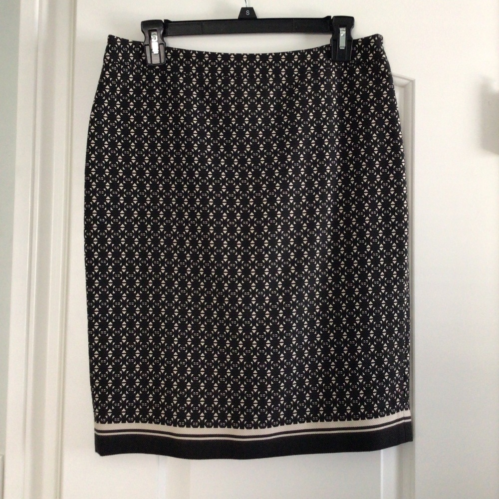 Limited- Size 6 Knee Lenght Pencil Skirt